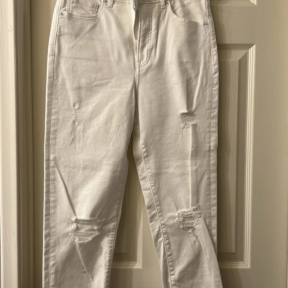 Express Women's White Distressed Jeans - Picture 3 of 6